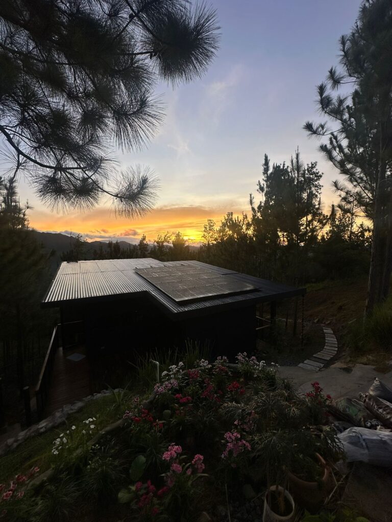 cabaña en el atardecer
